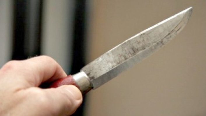Scandal între doi puşcăriaşi: unul dintre ei a ajuns la spital, tăiat de cuţit